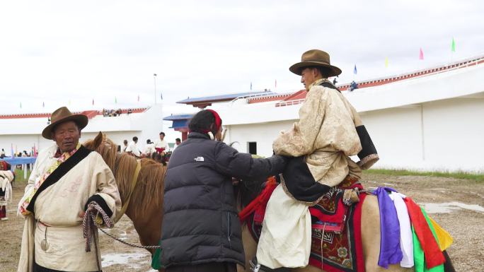 藏族隆重节日 藏族男人 藏族男人赛马