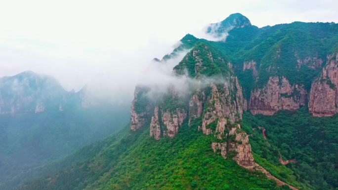 航拍烟雾缭绕的高山