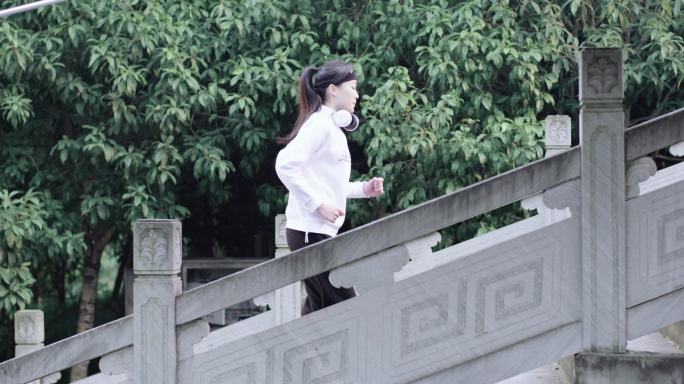 【4K】美女晨跑登上台阶