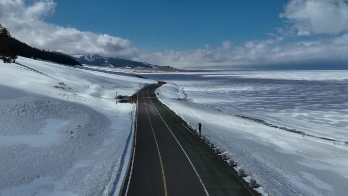 航拍冰雪赛里木湖环湖路