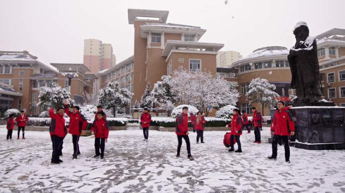 在校园里打雪仗的高中学生