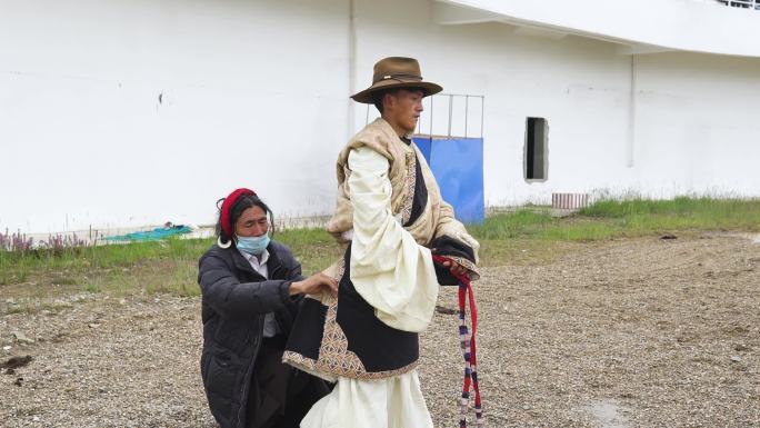 藏族隆重节日 藏族男人 藏族男人赛马