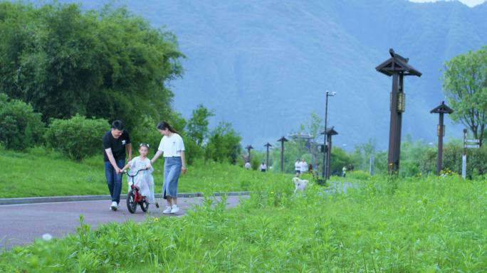 一家三口美好生活骑自行车