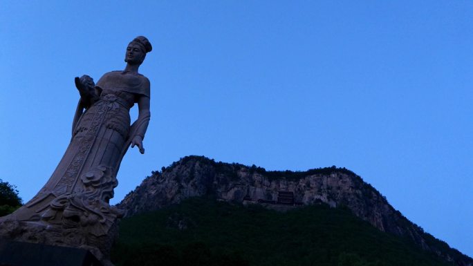 女娲雕像和山顶的女娲娘娘寺庙