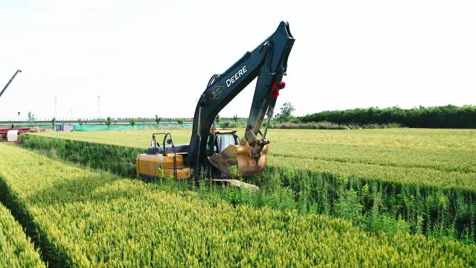 挖掘机。稻田行走。施工航拍