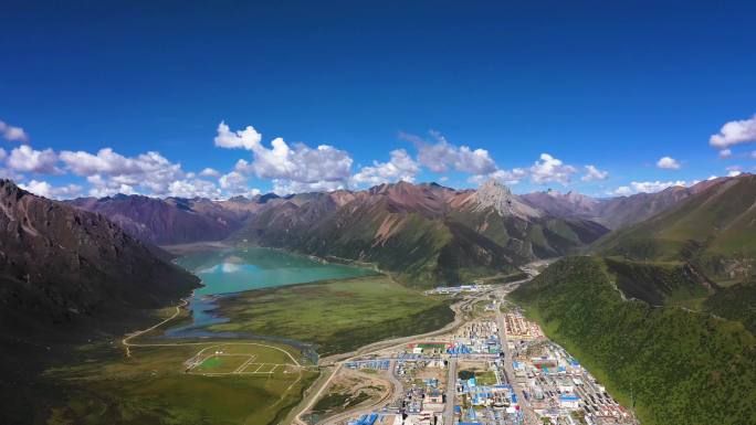 县城 小城市 车流 高原县城 山地高原