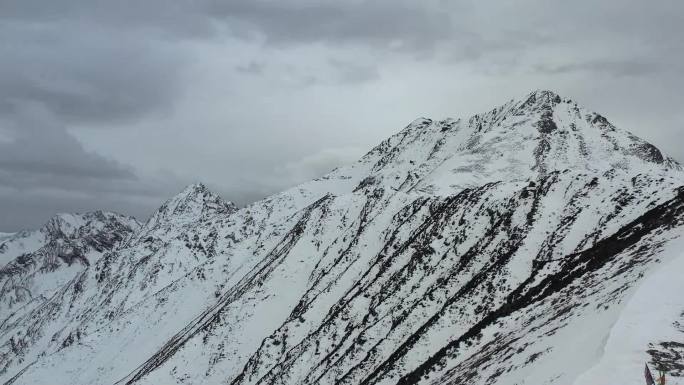 航拍雅拉雪山