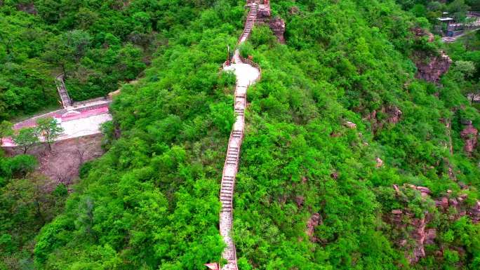 航拍山顶上的古栈步道