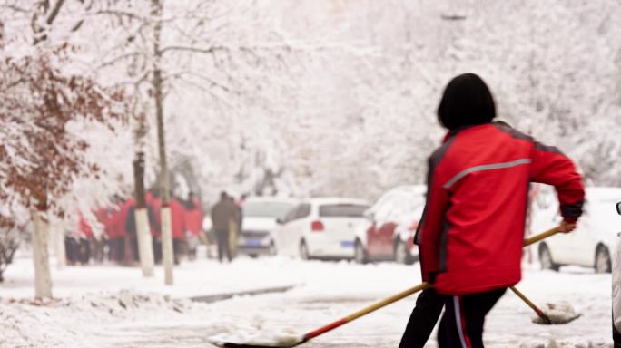 冬天打扫校园积雪的老师学生们