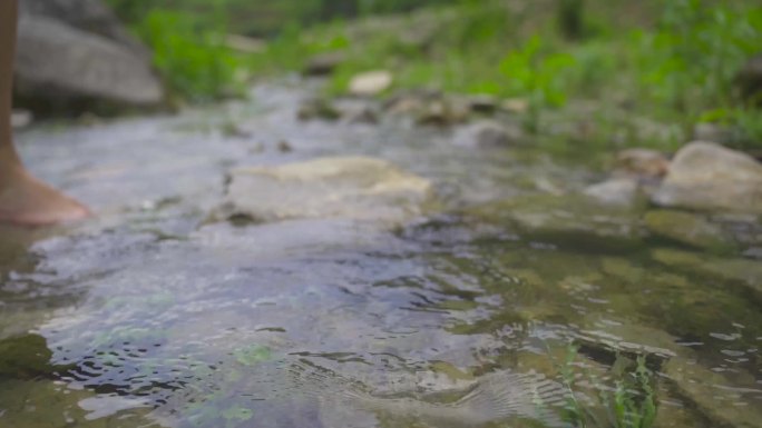 脚踩水儿童小脚踩石头玩水