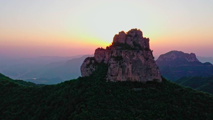 航拍太阳夕阳和陡峭的山峰