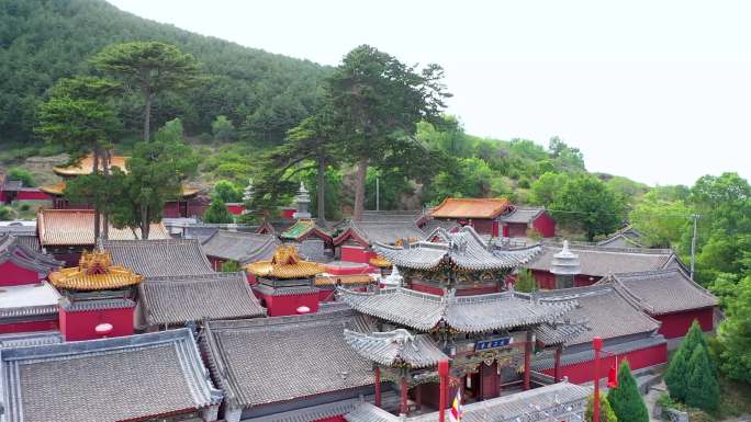 高清山间寺庙航拍