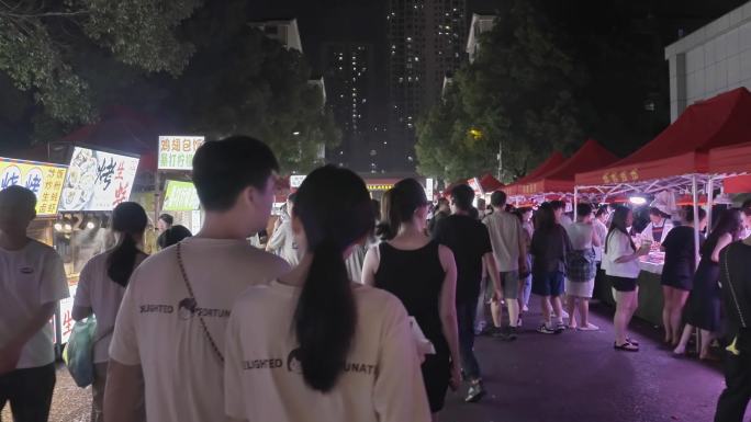 年轻人逛夜市背影人流【杨帆夜市】