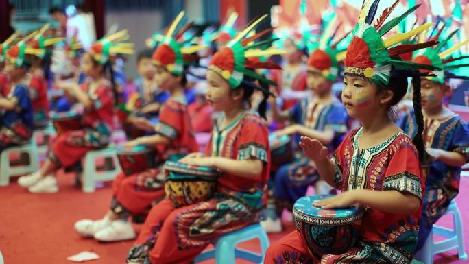 儿童节日晚会幼儿园表演印第安鼓