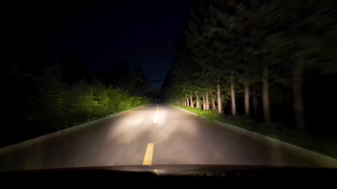 夜景乡村道路和车水马龙的国道