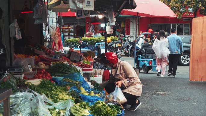 路边的菜市场热闹非凡