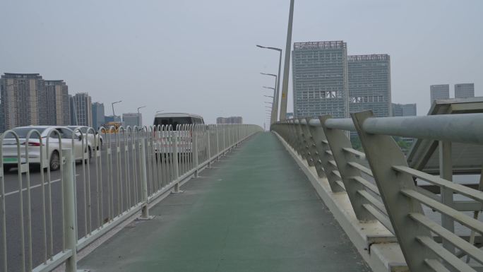 4K实拍广州珠江边琶洲桥上的车流与人行道