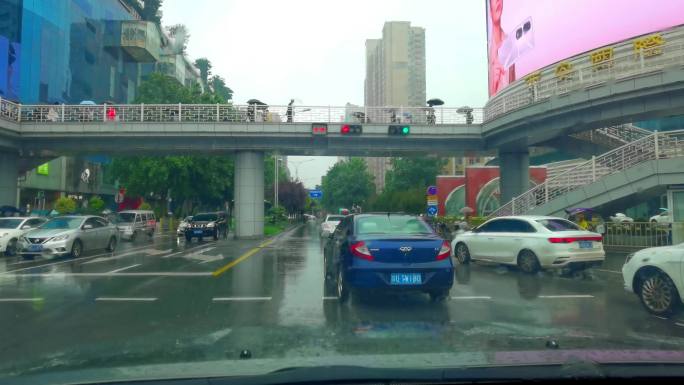 下雨开汽车 西安行驶车 西安高速