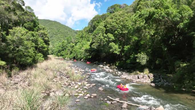 勇闯户外团建体活动漂流戏水流蓝天白云刺激