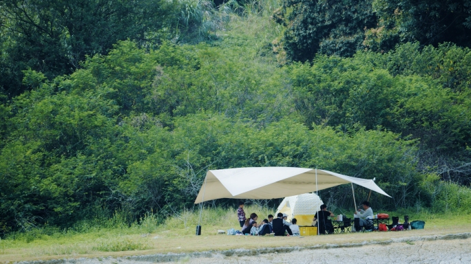 露营搭帐篷野餐一家人欢聚周末休闲乡村发展