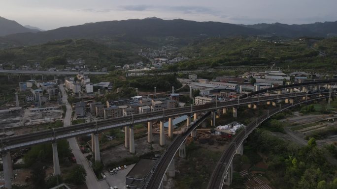 俯瞰跟随城市轨道交通山林铁路高铁火车