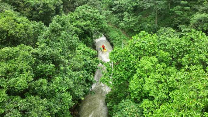 峡谷河流中漂流｜游山玩水