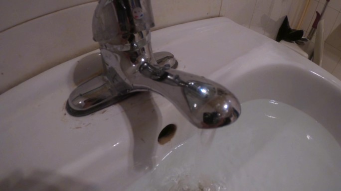 关上往洗手池里放水的水笼头