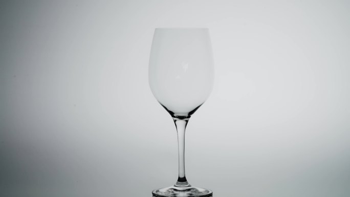 玻璃杯红酒杯白底特写