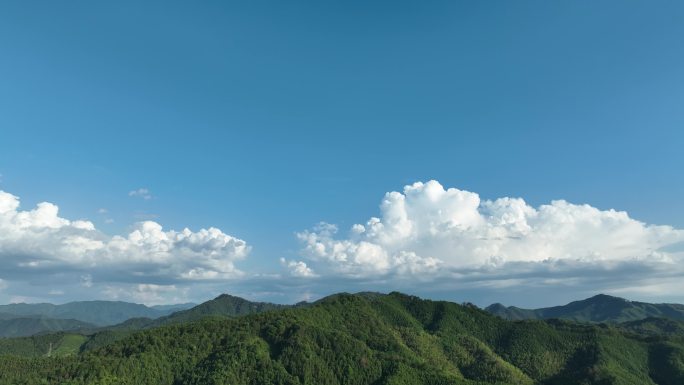 森林航拍山峰云朵山脉原始森林蓝天白云风景