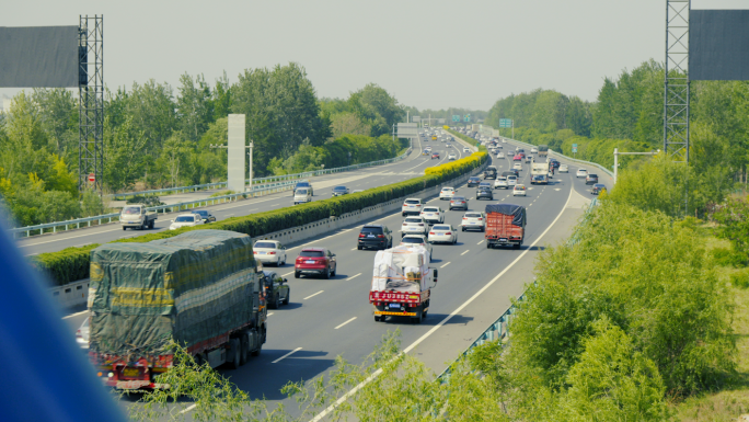 高速公路行驶的汽车