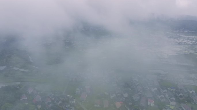 航拍云雾下的新农村风景