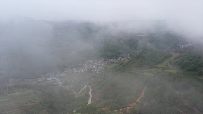 迷雾中大山农村航拍