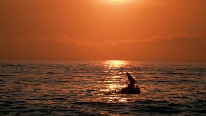 日出收网渔船-慢镜头