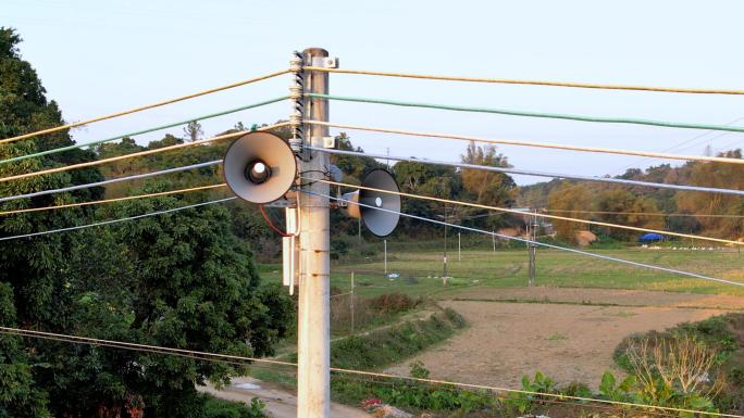 农村电网，广播喇叭，电线杂乱