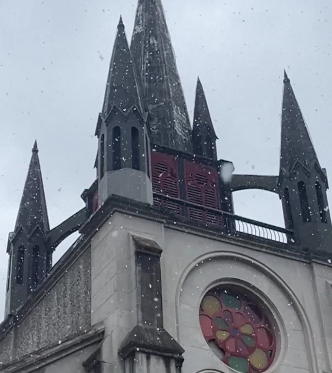竖屏仰视城市教堂飘雪慢动作
