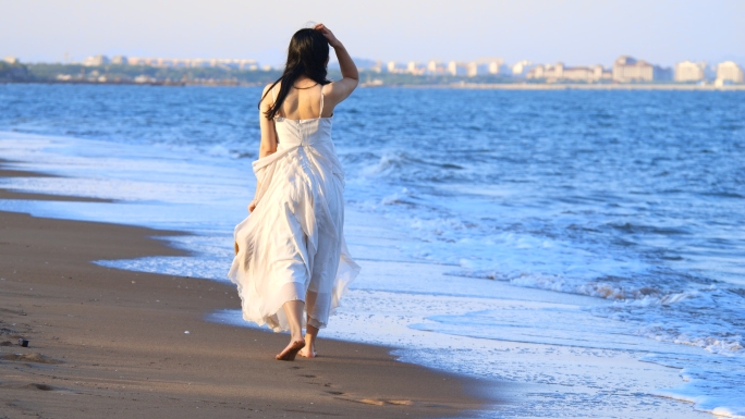 海边年轻女孩漫步奔跑度假享受生活海边旅游