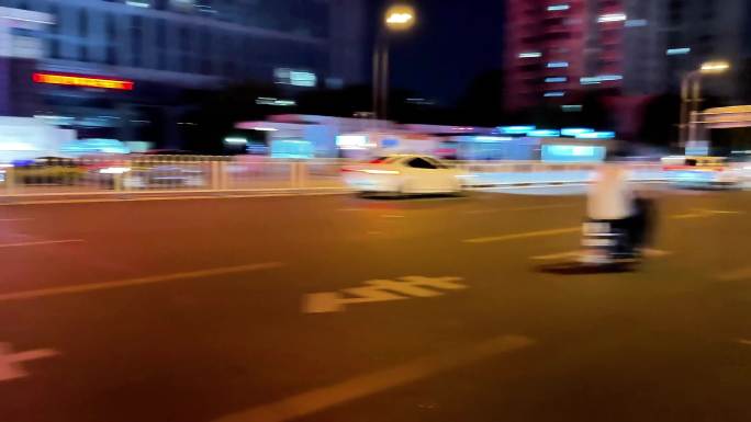 北京都市夜晚的公交站飞驰的汽车行人