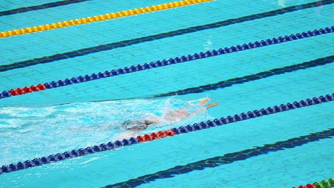 实拍水立方国家游泳中心女子蛙泳比赛的女孩