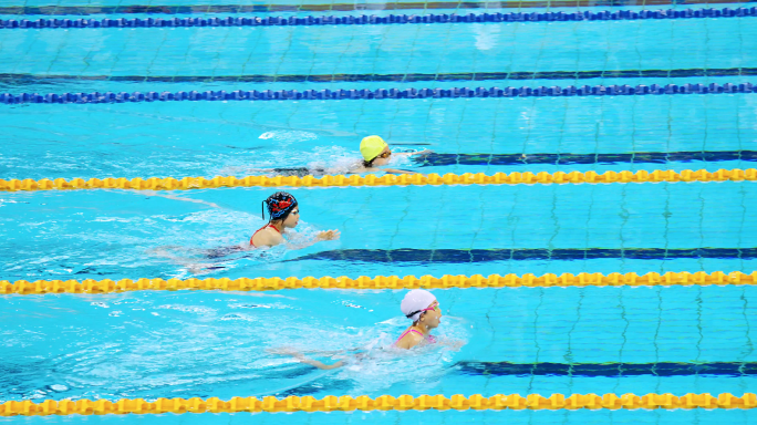 实拍水立方国家游泳中心女子蛙泳比赛的女孩