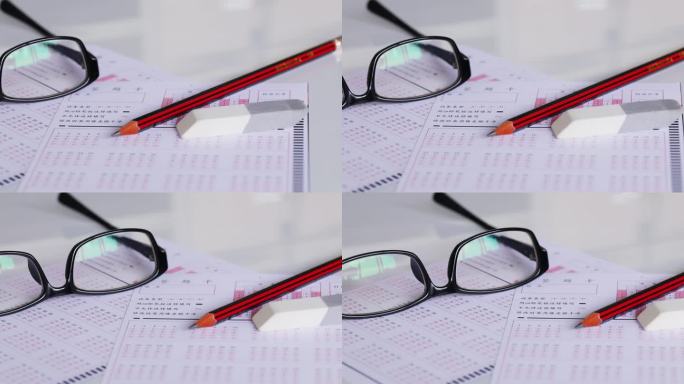 考场课桌上的眼镜和试卷答题卡