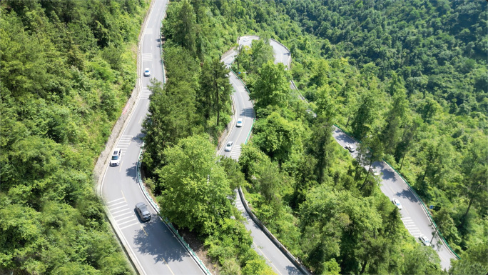 航拍汽车在行驶崎岖环绕的山路上盘山公路车