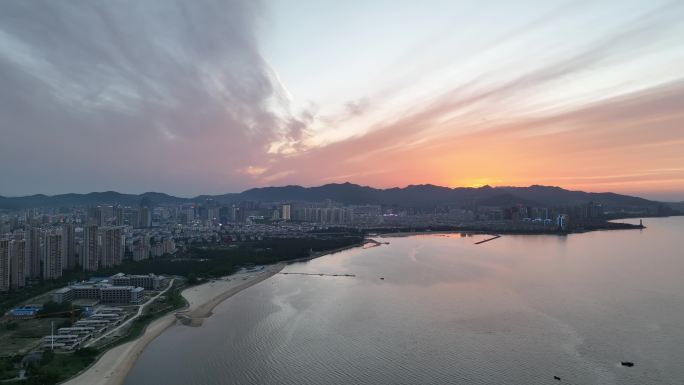 航拍威海市经区九龙湾城市上空的晚霞