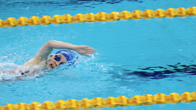 水立方国家游泳中心女子自由泳比赛的女孩