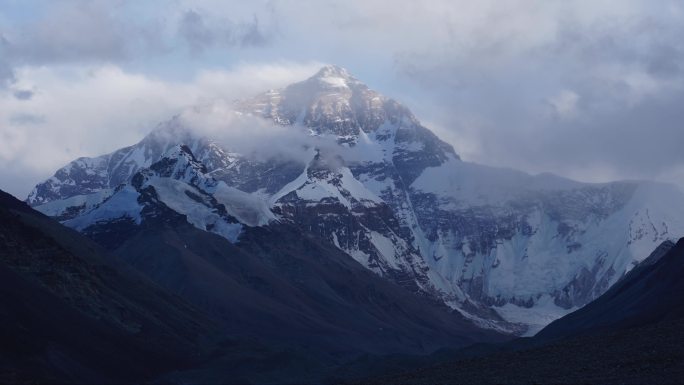 西藏珠穆朗玛峰日照金山延时雪山延时