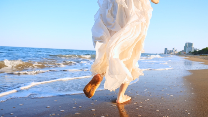 女孩海边吹风奔跑散步享受自然漫步夏日旅行