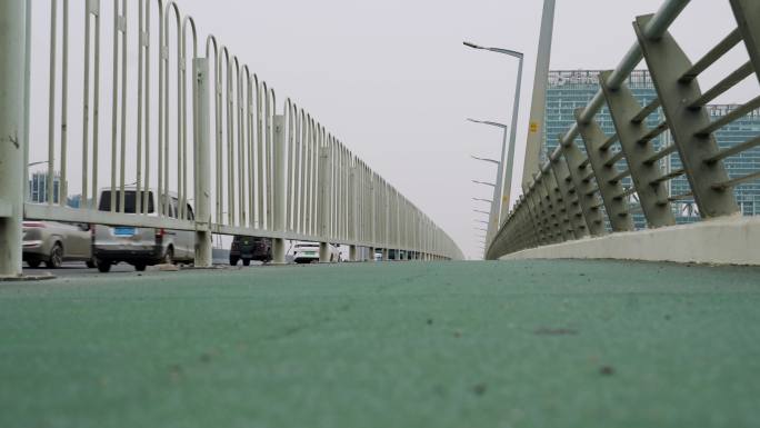 夏日广州琶洲桥上非机动车道与主道上的车流