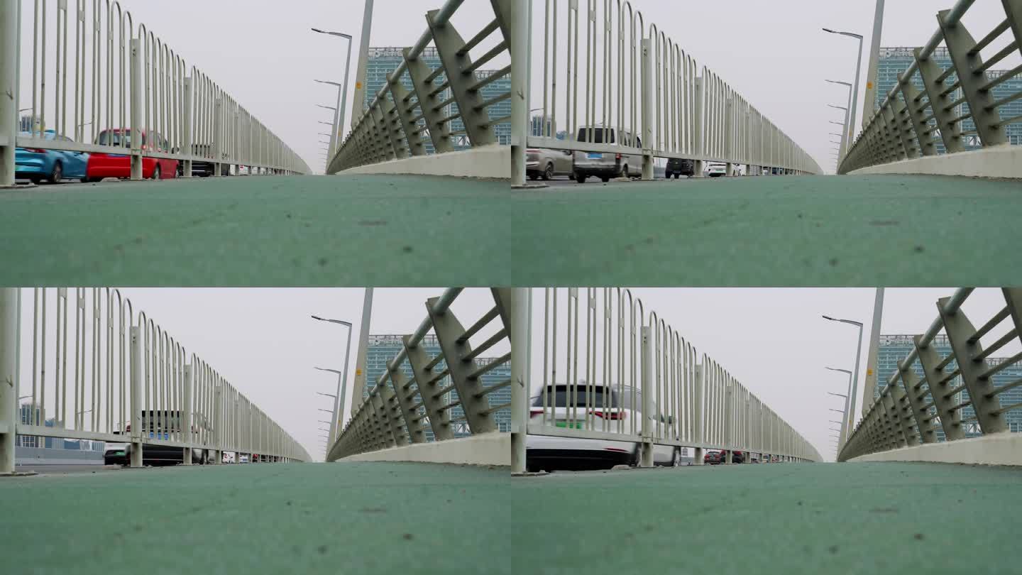 夏日广州琶洲桥上非机动车道与主道上的车流