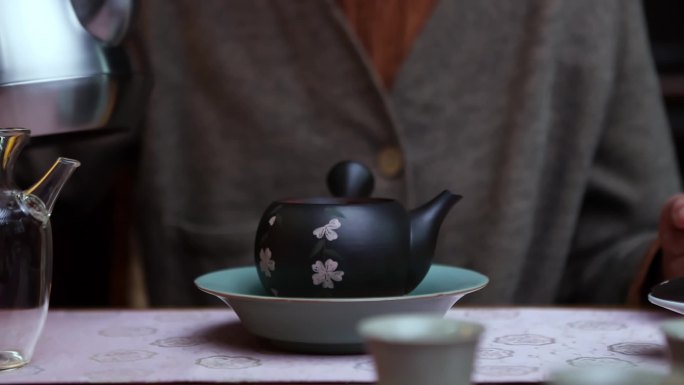 在茶室品茶