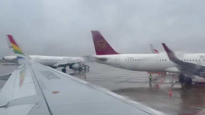 西藏航空天空飞机机翼机场下雨天