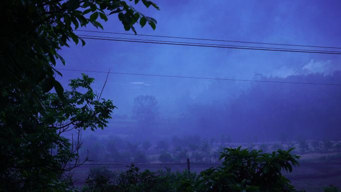 农村阴雨天蒙蒙亮烟雨朦胧